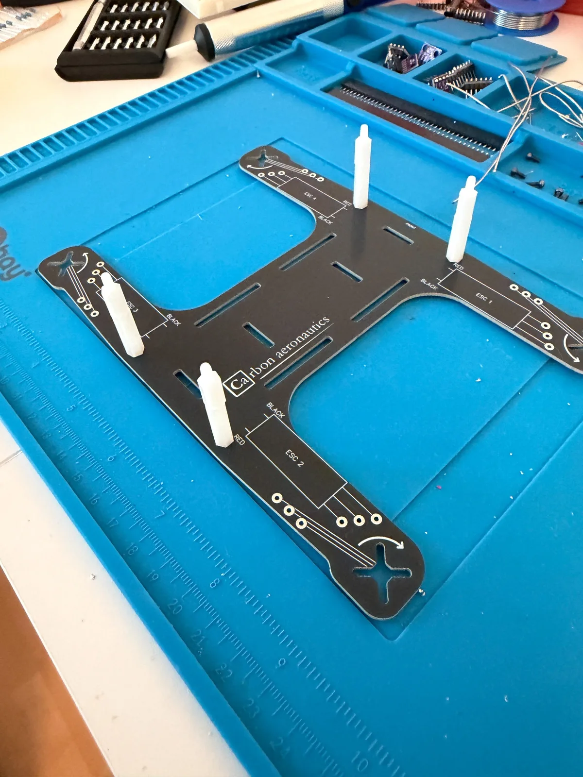 Quadcopter-Unterrahmen mit vier weissen Abstandshaltern
