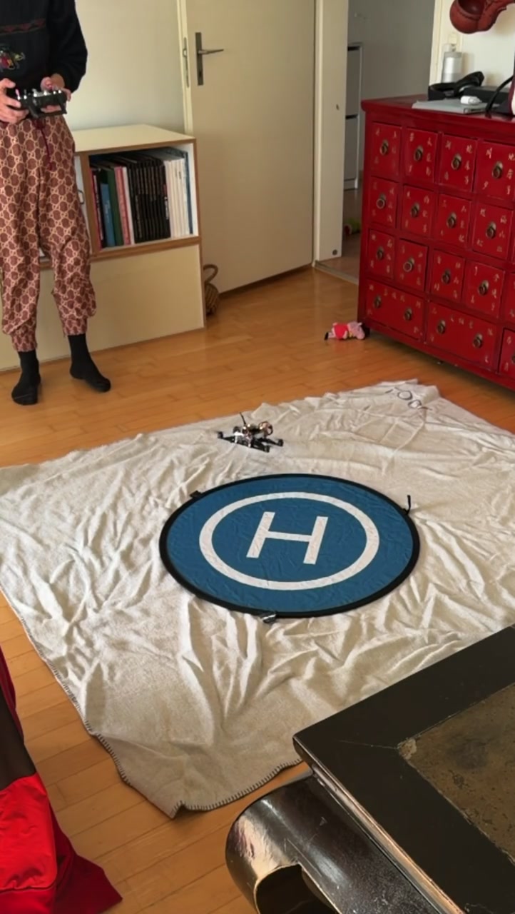 Quadrocopter-Rahmen mit montierten ESCs und Verkabelung auf einer blauen Arbeitsmatte