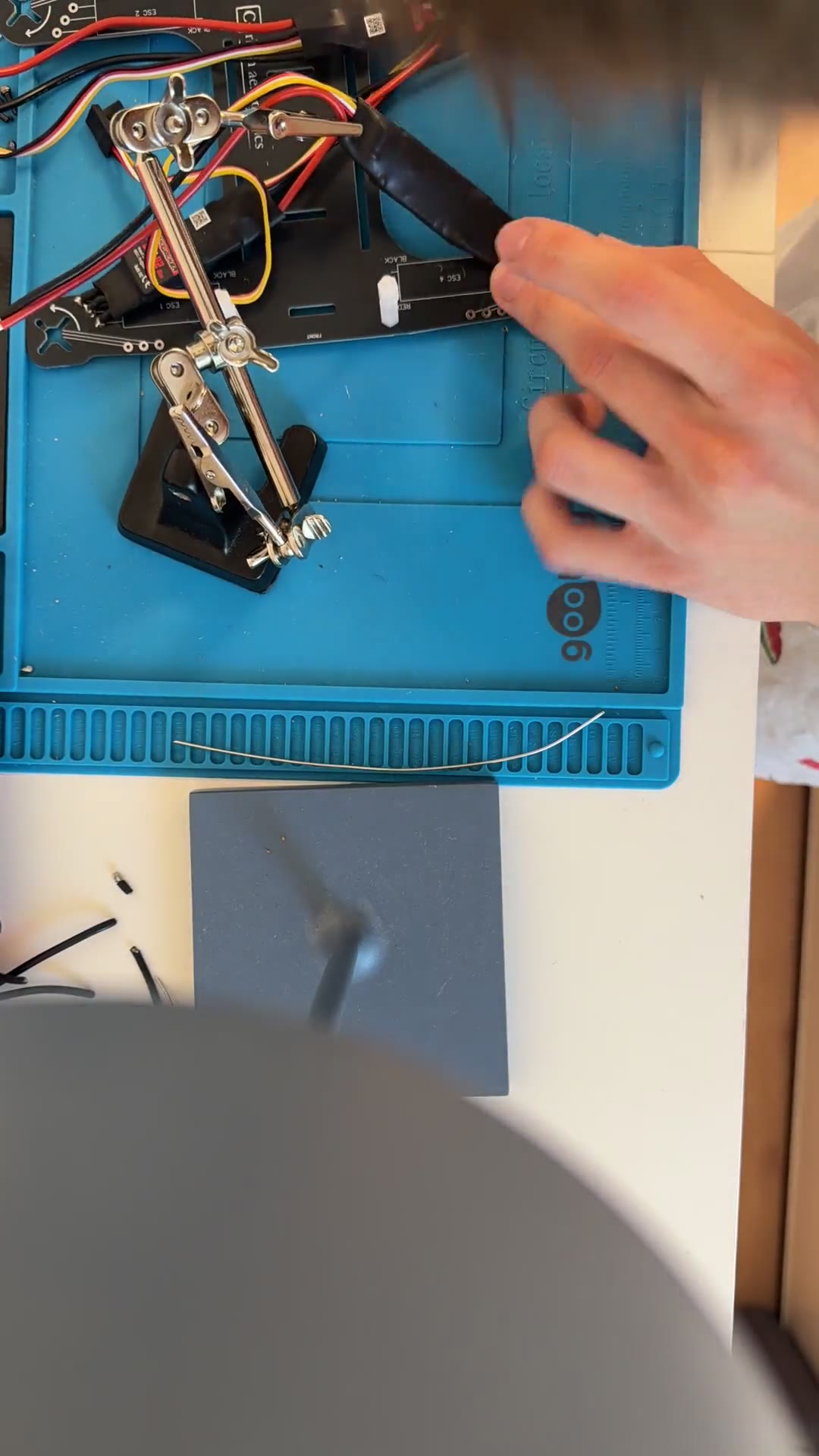 Standbild vom Löten am Quadrocopter