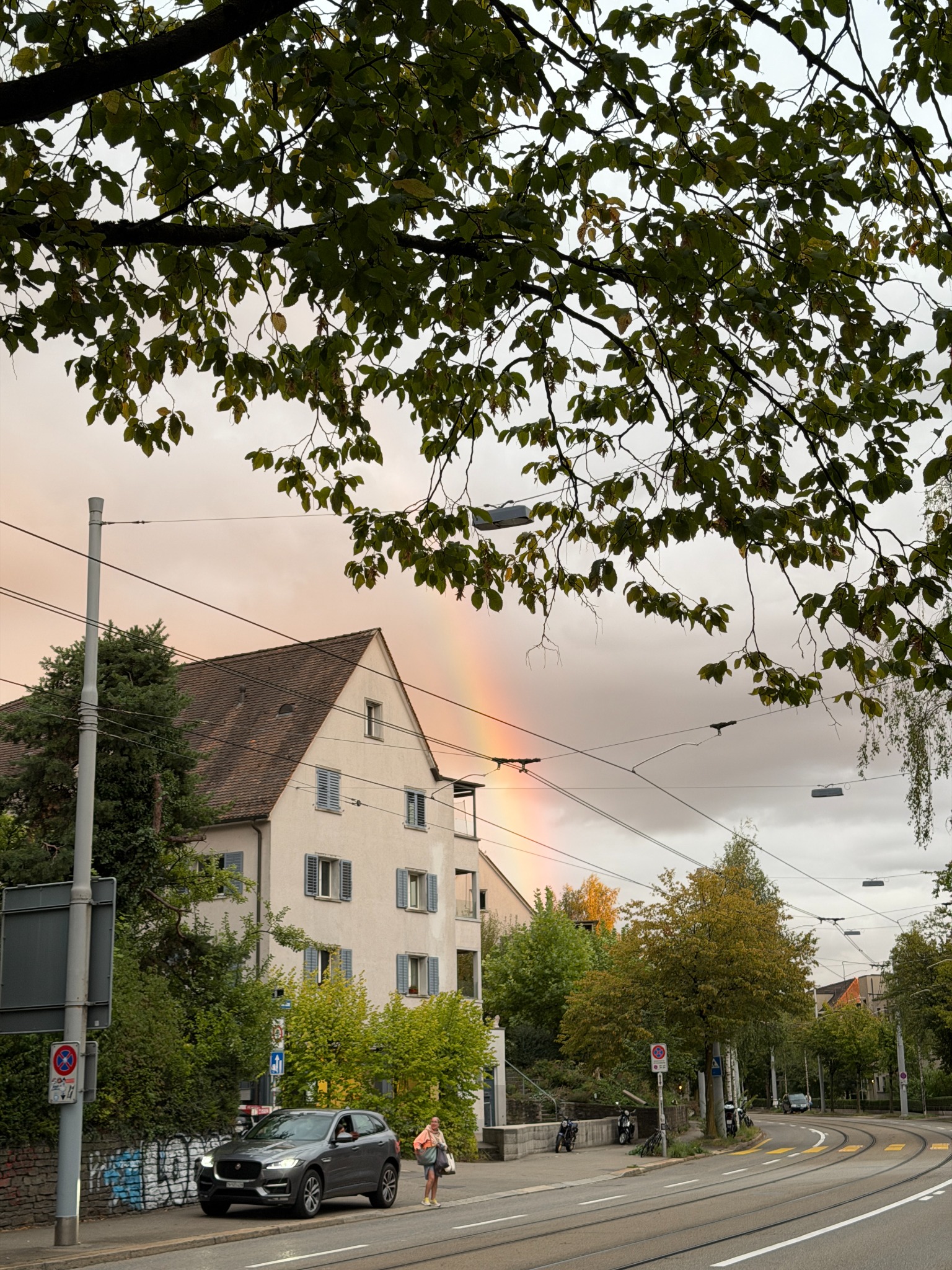 Regenbogen über einem Haus in Zürich