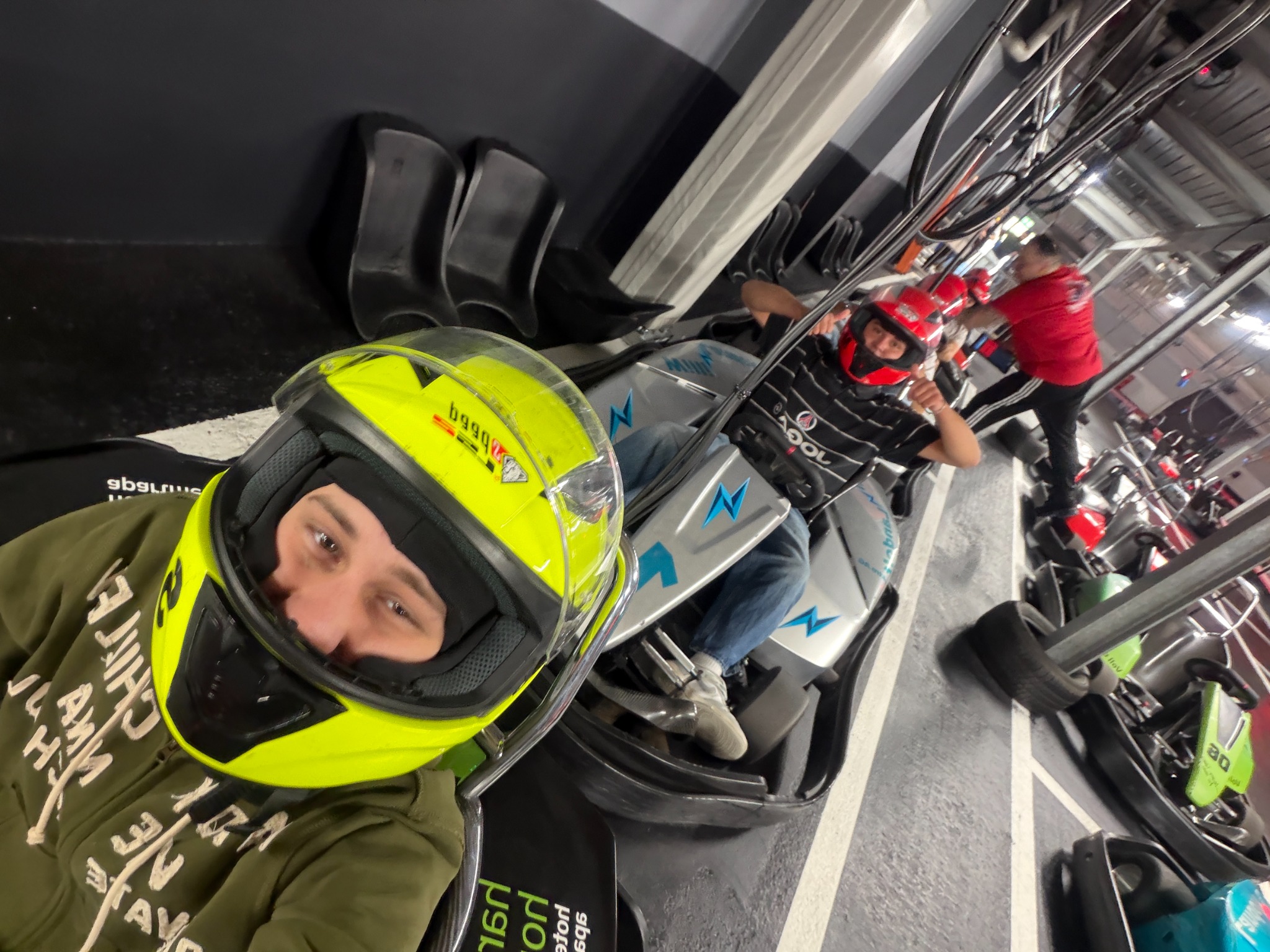 Noah im Helm in einem Go-Kart