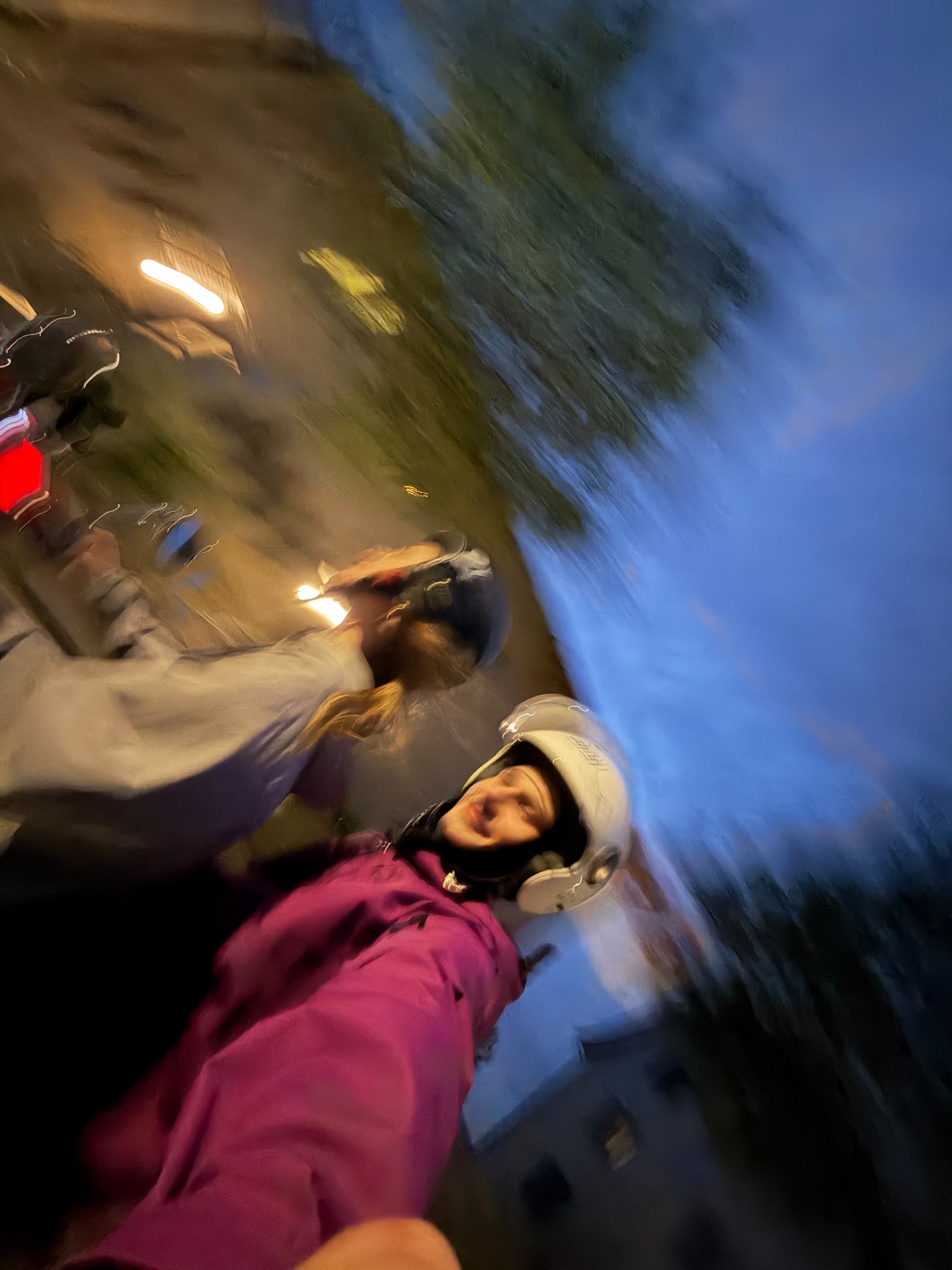 Nächtlicher Schnappschuss mit Freunden im Schnee